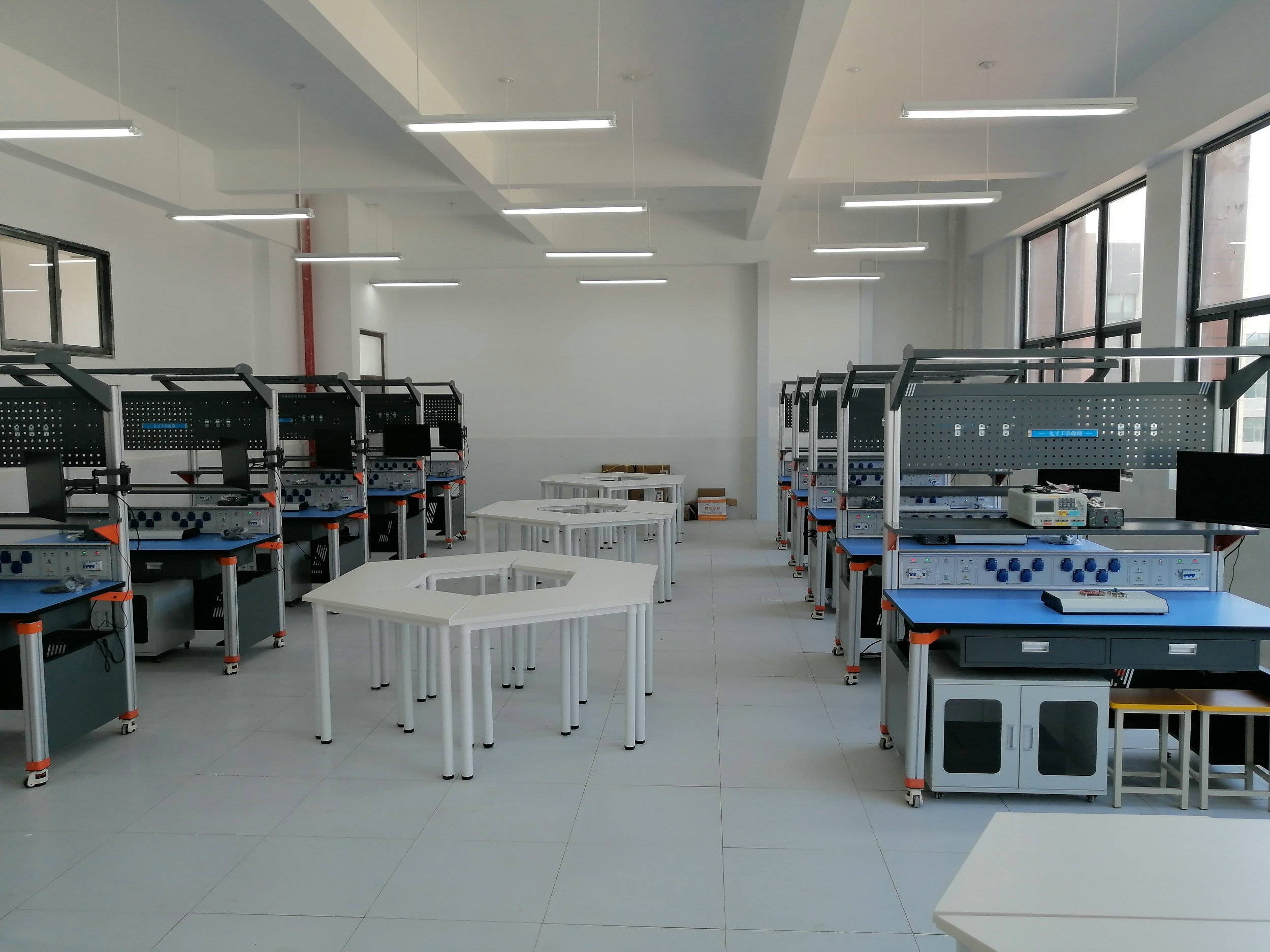 電子產(chǎn)品裝調(diào)與人工智能創(chuàng)新考核裝置