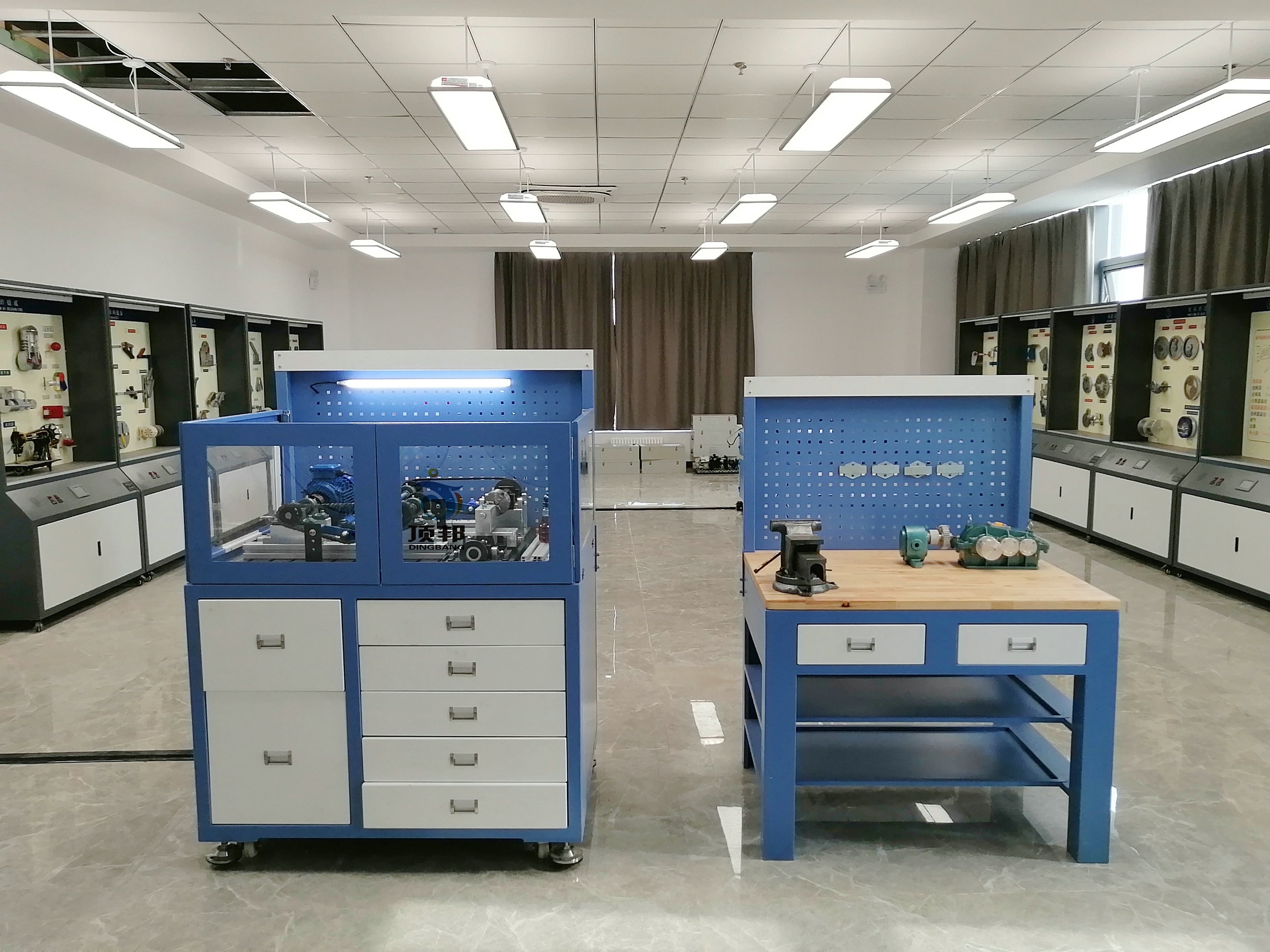 機(jī)械傳動裝調(diào)綜合實訓(xùn)平臺