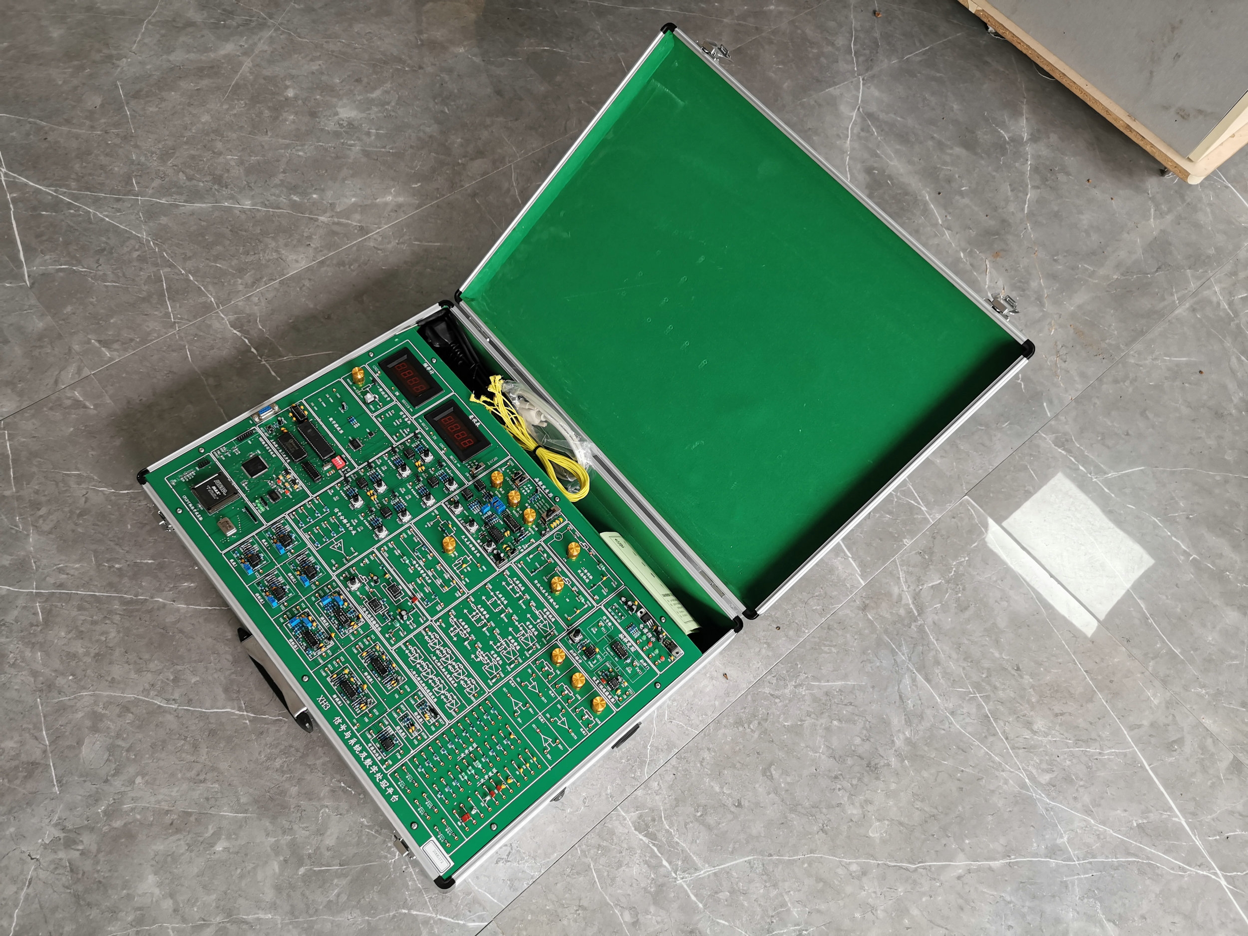 信號(hào)與系統(tǒng)及數(shù)字信號(hào)處理實(shí)驗(yàn)箱